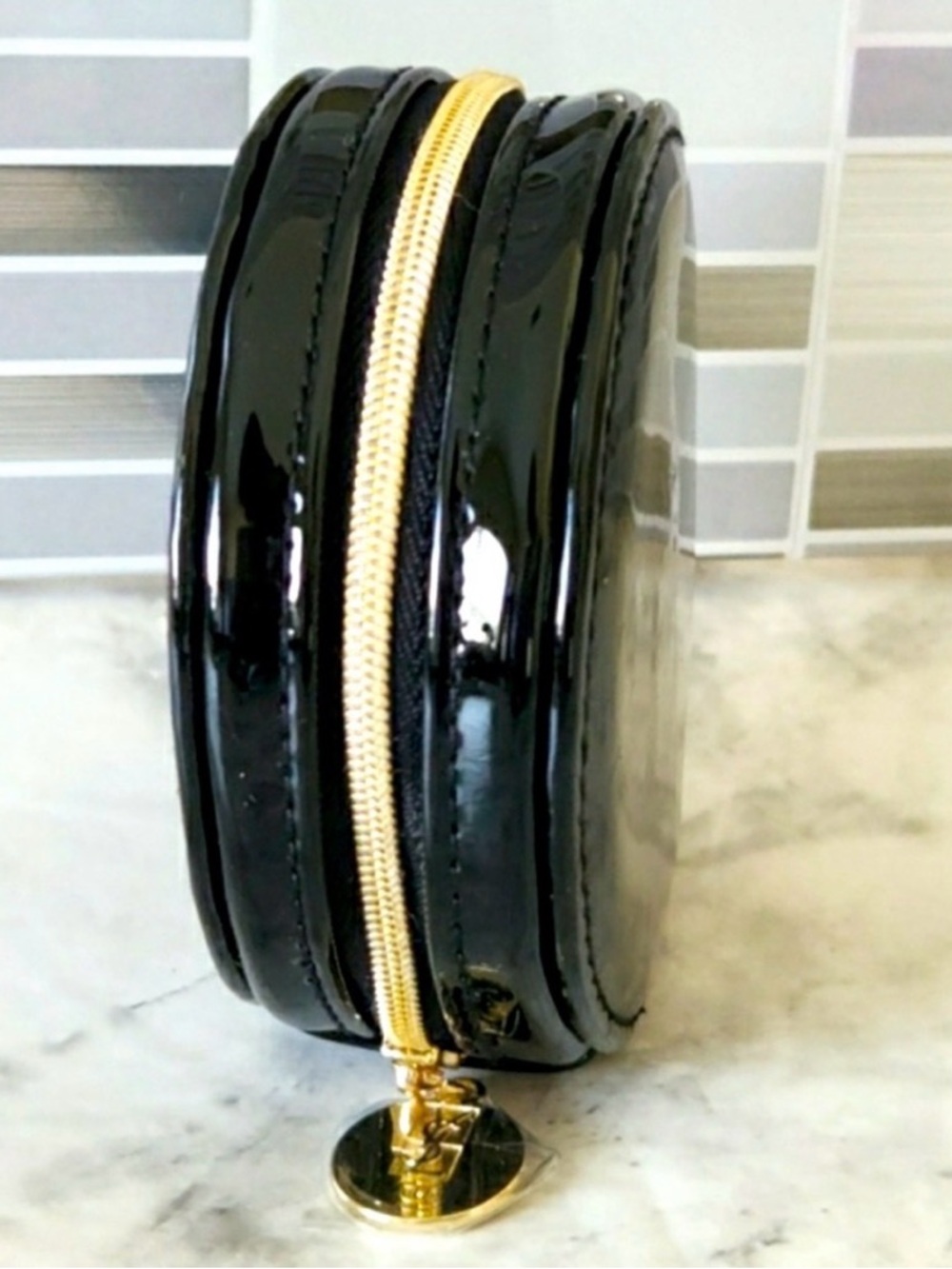 Black Patent Round Cosmetic Case - Picture 4 of 9